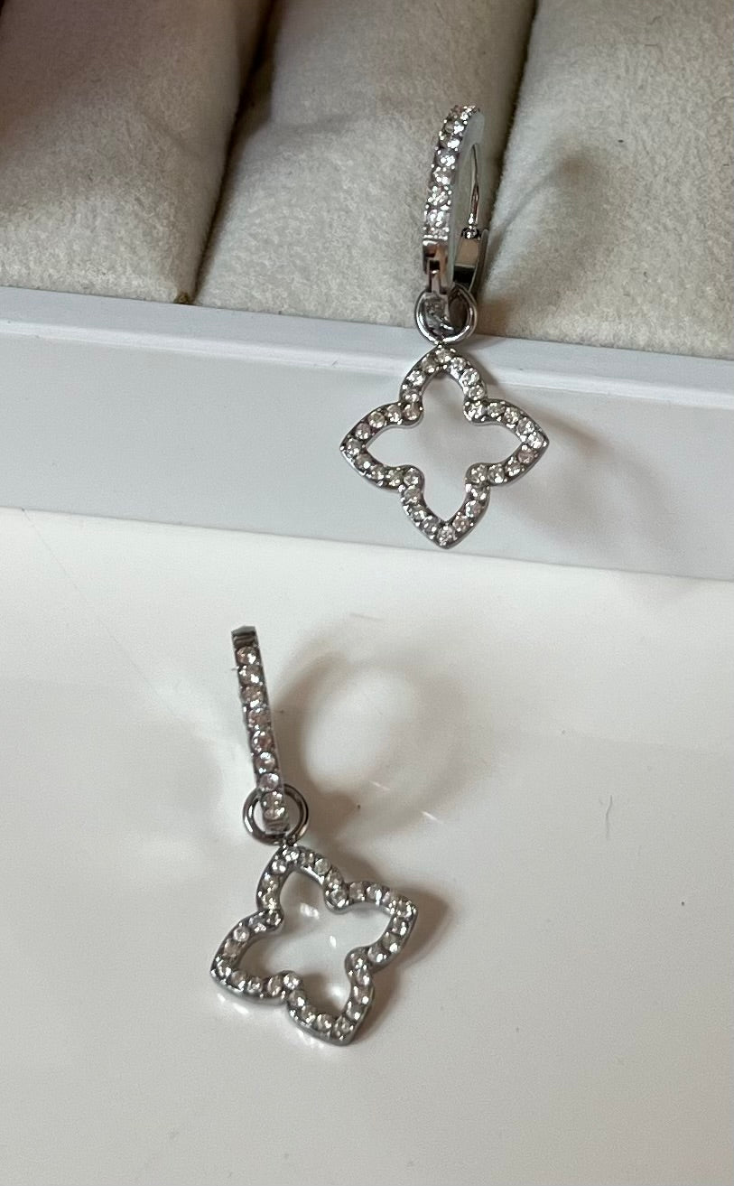 Creolen mit Anhänger „Kleeblatt“